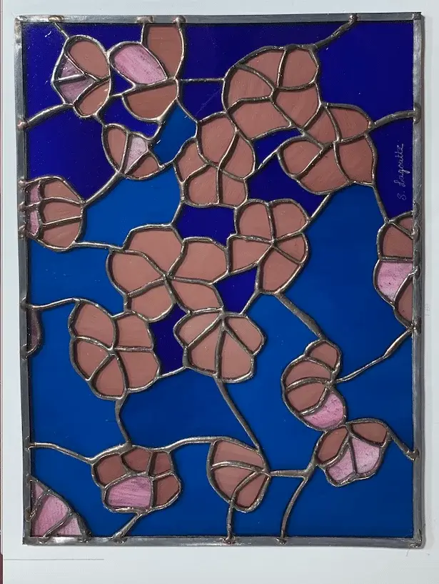 Vitrail contemporain à motifs floraux — bleus et roses, signature S. Lagoutte
