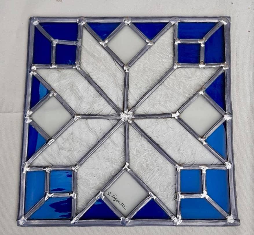 Vitrail géométrique bleu et blanc en étoile à huit branches