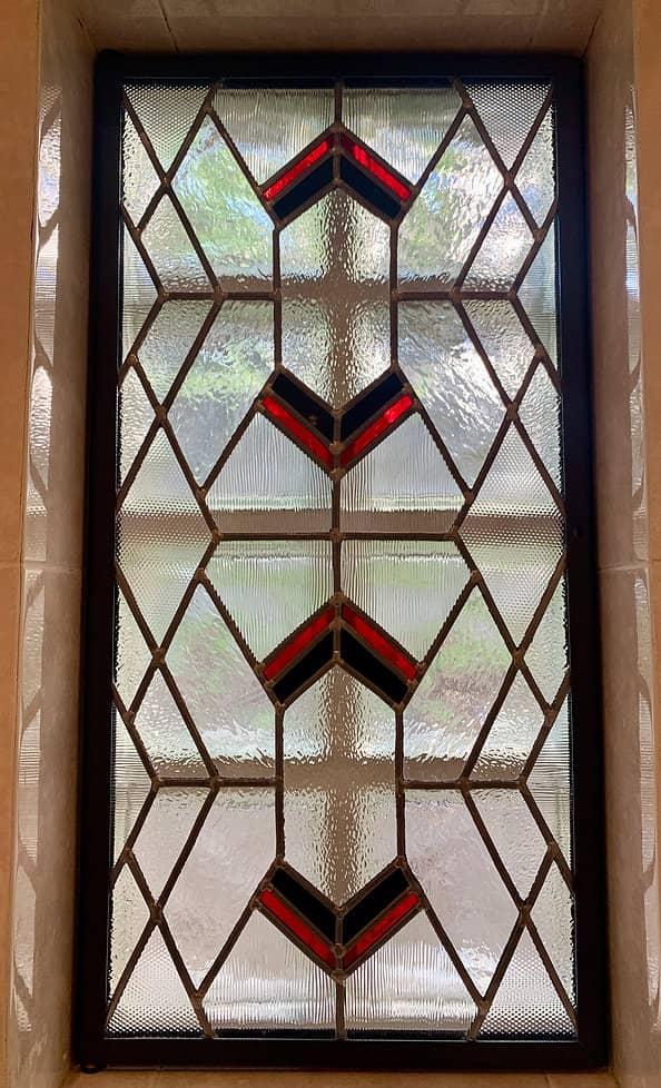 Fenêtre en vitrail géométrique contemporain avec accents rouges